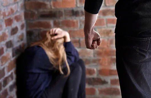 Bedrohte Frau – Gewaltprävention und Selbstverteidigung